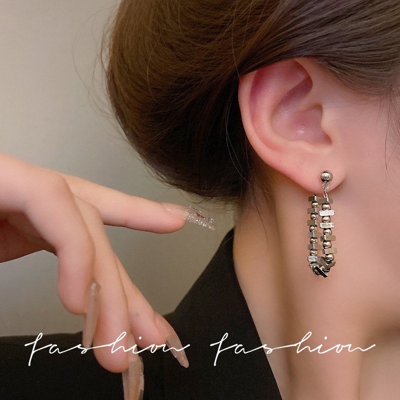 Korean-style triangular earrings with a unique design sense for women, chain earrings, cold style, simple and individual stud accessories Application Scenario