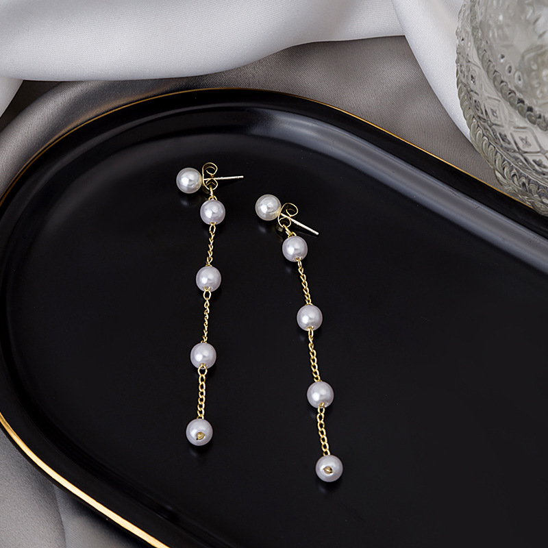 The long pearl chain tassel earrings from Dongdaemun, South Korea, are elegant and stylish. They can be worn in pairs with stud earrings full figure
