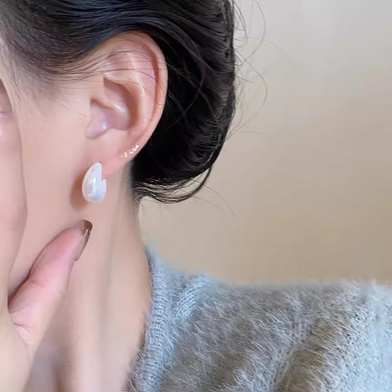 Retro style pearl C-shaped stud earrings for women, simple and versatile, high-end and elegant earrings, Hong Kong style and quality earrings wholesale details Picture