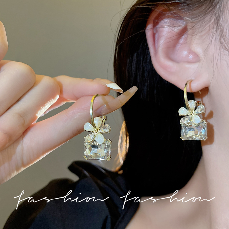 Dongdaemun's stylish and fashionable, super sparkling crystal and diamond flower ear buckles, women's exaggerated and unique personality, and trendy ear rings as women's accessories Application Scenario