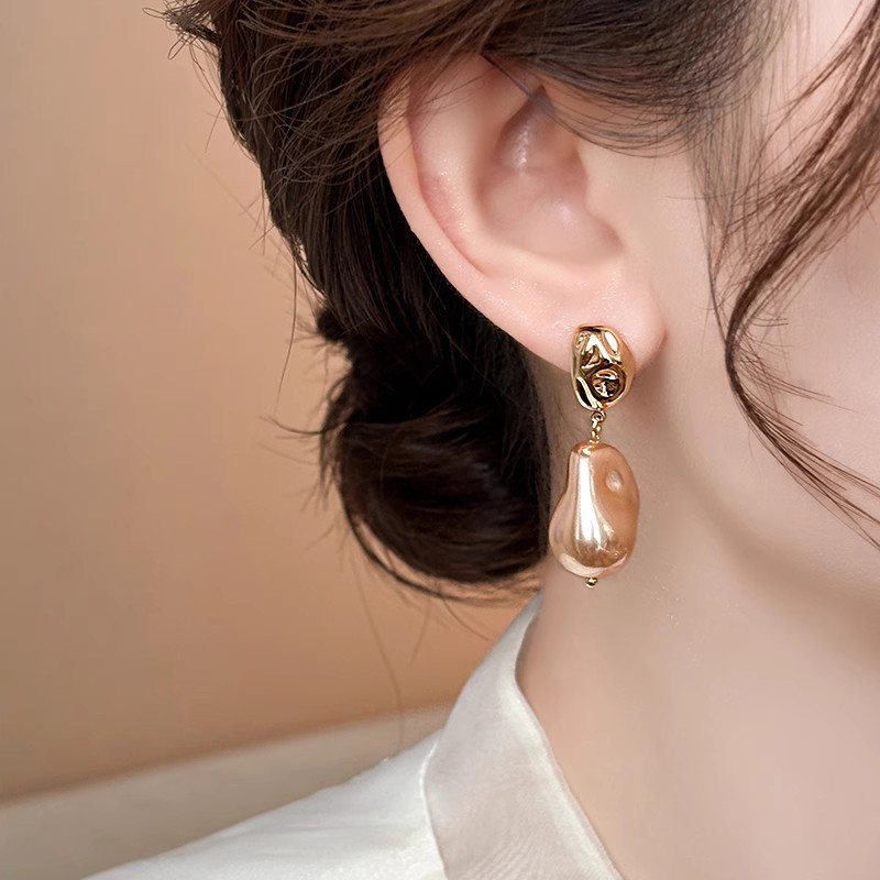 Hong Kong-style metal irregular-shaped Baroque pearl stud earrings, women's 925 silver needle fashionable and elegant earrings, retro earrings and earrings Application Scenario
