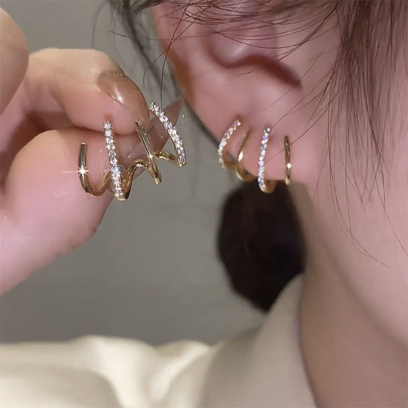 TEMU's best-selling four-prong ear stud earrings feature a creative and simple design with rhinestones and a cold style. The arc-shaped four-prong stud earrings exude a sense of design details Picture