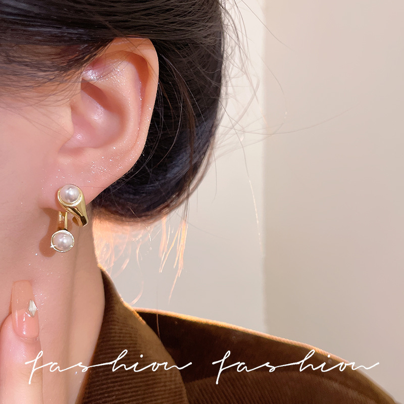 Pearl stud earrings with a niche design sense, retro Hong Kong-style earrings, ethereal and high-end light luxury earrings for women Specification drawing