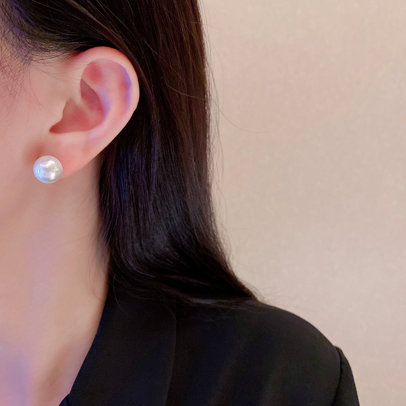 S925 silver needle simple pearl earrings, the same style as the trendy female Instagram influencers for ear care, fashionable, individual and elegant earrings Application Scenario