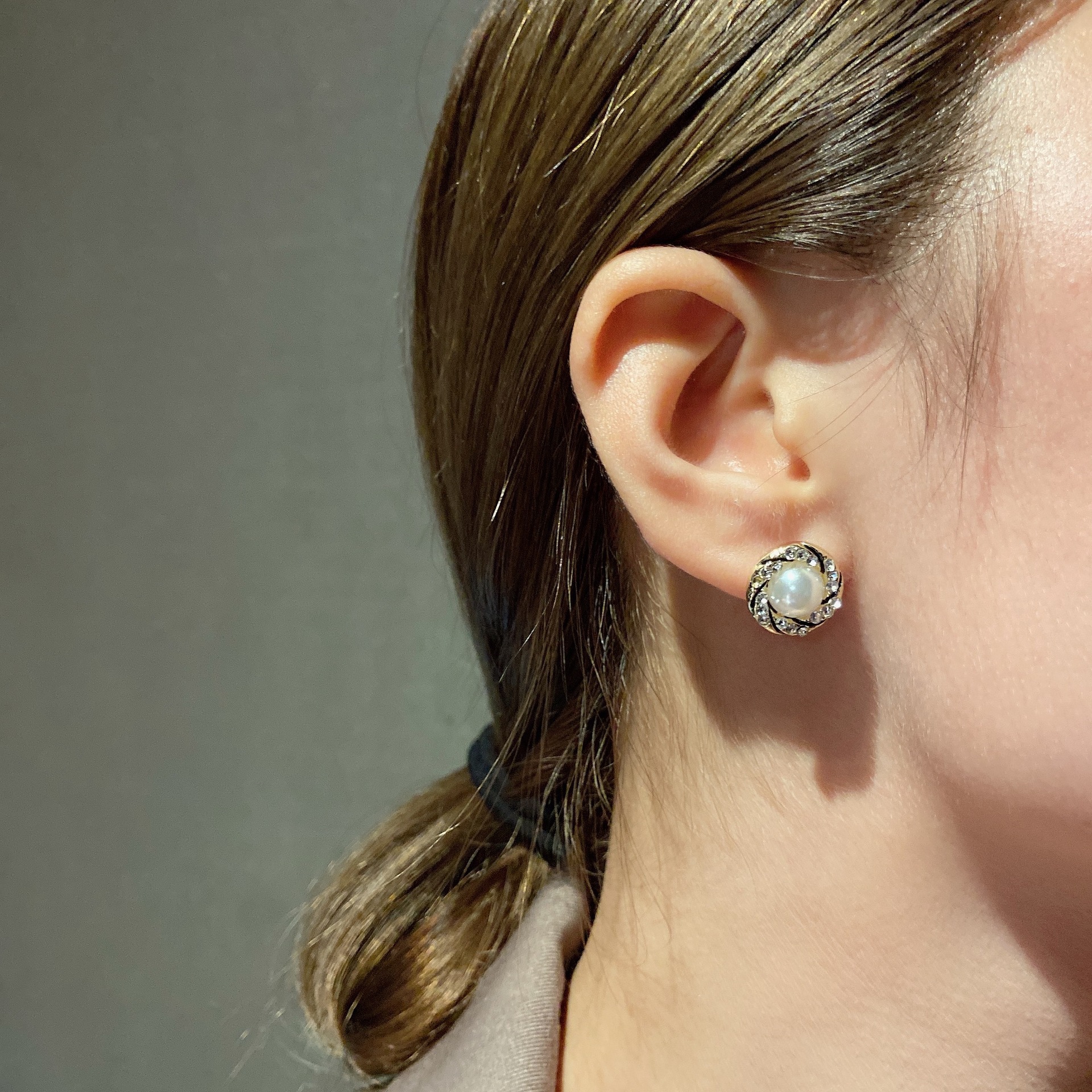 Pearl stud earrings for women, summer high-end, niche French earrings, fashionable, versatile, retro, simple and elegant stud earrings details Picture