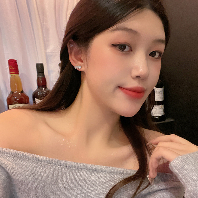 Small zircon heart-shaped stud earrings for women, with a unique and distinctive design, are simple and versatile. They are elegant earrings with a distinctive design details Picture