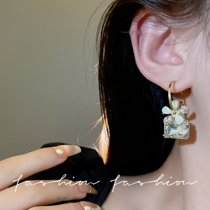 Dongdaemun's stylish and fashionable, super sparkling crystal and diamond flower ear buckles, women's exaggerated and unique personality, and trendy ear rings as women's accessories details Picture
