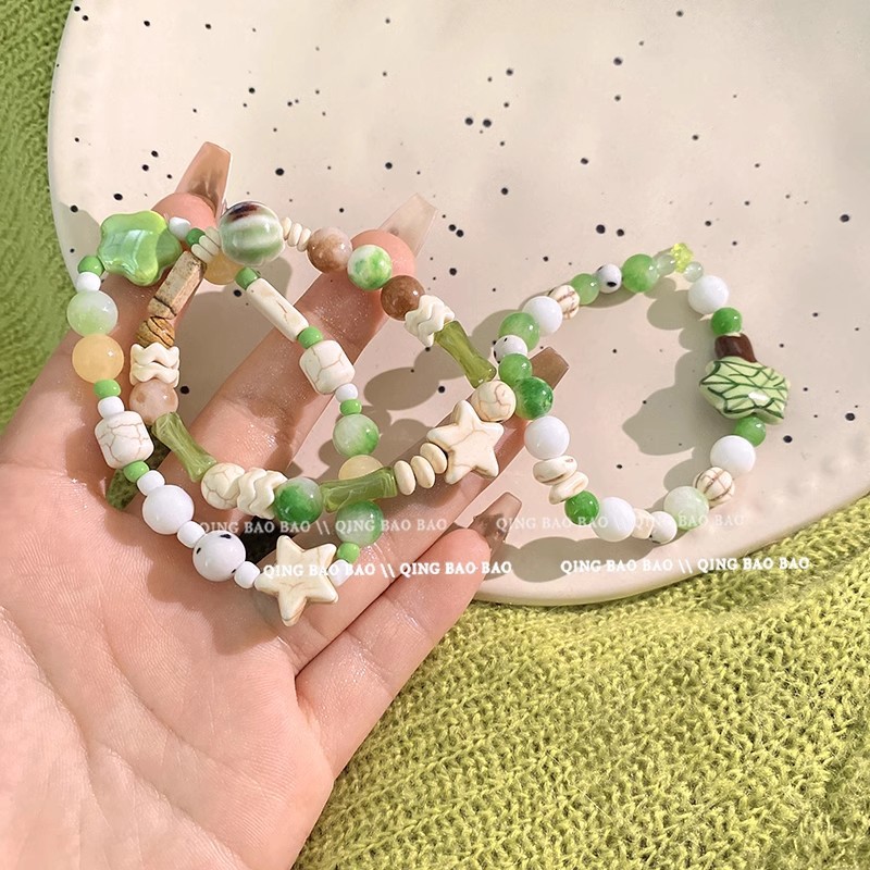 Forest-themed white and green coconut tree beaded bracelet, a unique and exquisite design for women, exudes a sense of high-end luxury and fashion, and is a versatile accessory Application Scenario