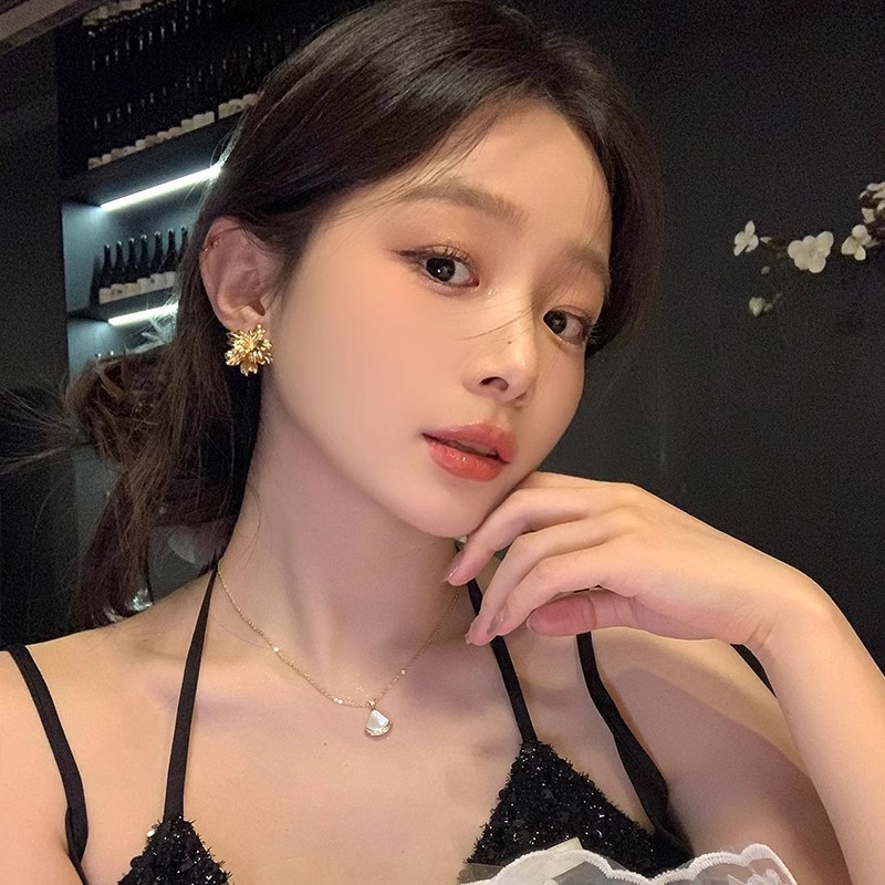 Autumn and winter retro and high-end floral stud earrings for women, light luxury and fashionable style, niche design, two pairs of earrings on the front and back Specification drawing