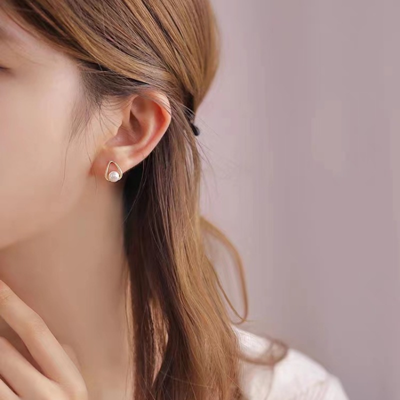 925 Silver needle simple teardrop pearl Stud earrings for women, Korean style fashionable, individual and creative earrings, ins style artistic earrings Application Scenario