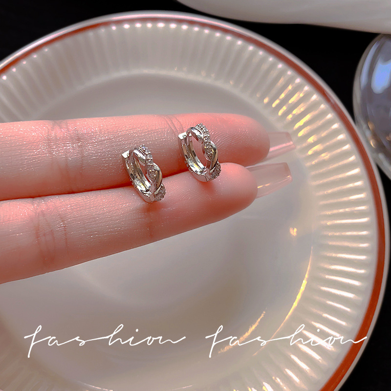 Micro-inlaid zircon circular ear buckle women's Japanese and Korean simple and elegant light luxury earrings, niche design ear care accessories wholesale full figure