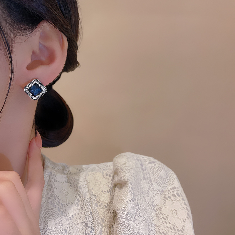 High-end, elegant and versatile stud earrings for women 2025, new trendy and simple style, trendy and stylish earrings, light luxury and individual earrings Application Scenario