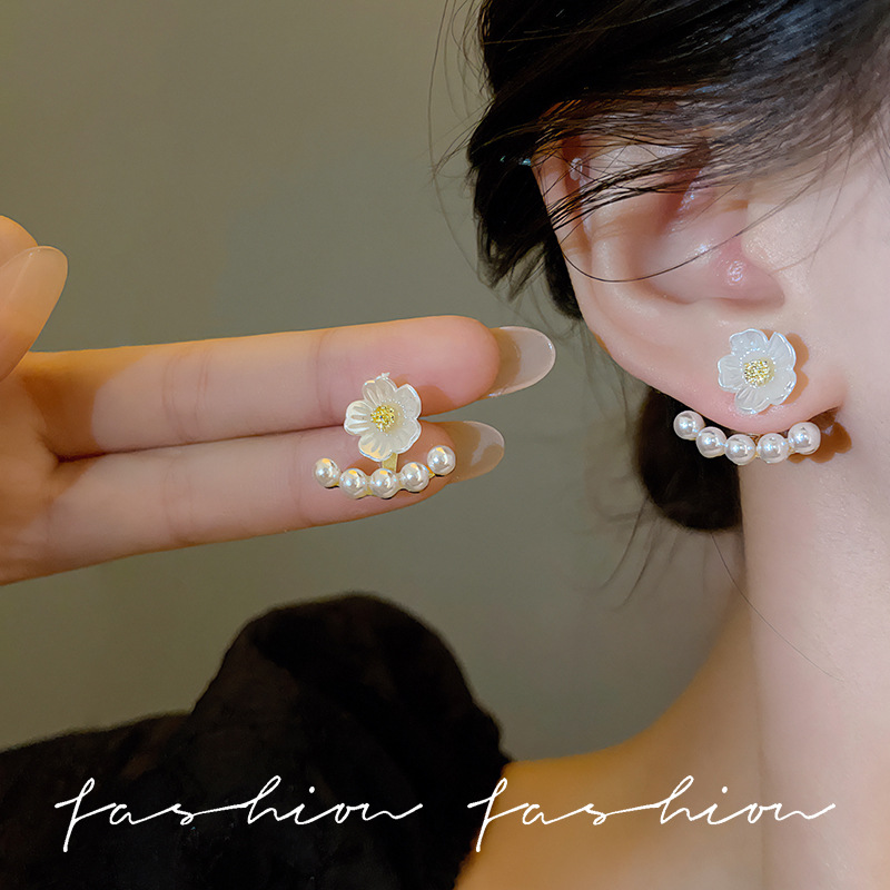 A pair of delicate and fresh pearl and flower stud earrings for a sweet girl with a delicate fragrance style, exuding an ethereal charm. Trendy silver needle earrings details Picture
