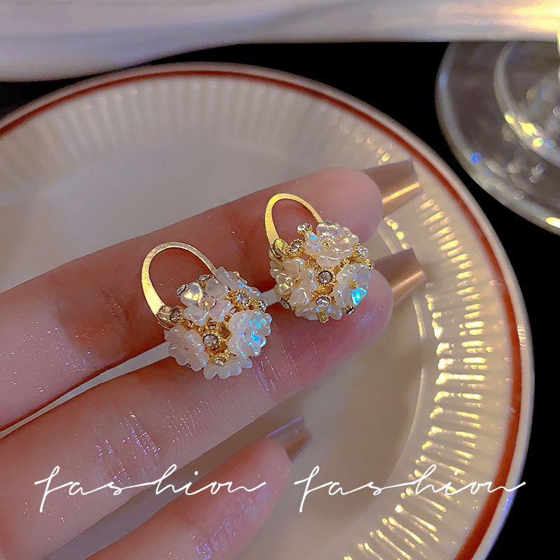 Super ethereal and sweet flower ball ear buckles, high-end design sense, niche and elegant earrings, female Internet celebrity light luxury and individual earrings wholesale full figure
