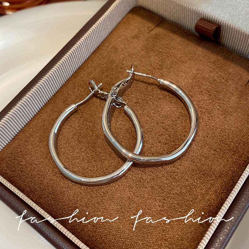 Retro exaggerated circle earrings for women in summer 2025, a new bestseller with a high-end feel. Plain ring, niche and elegant ear ring details Picture