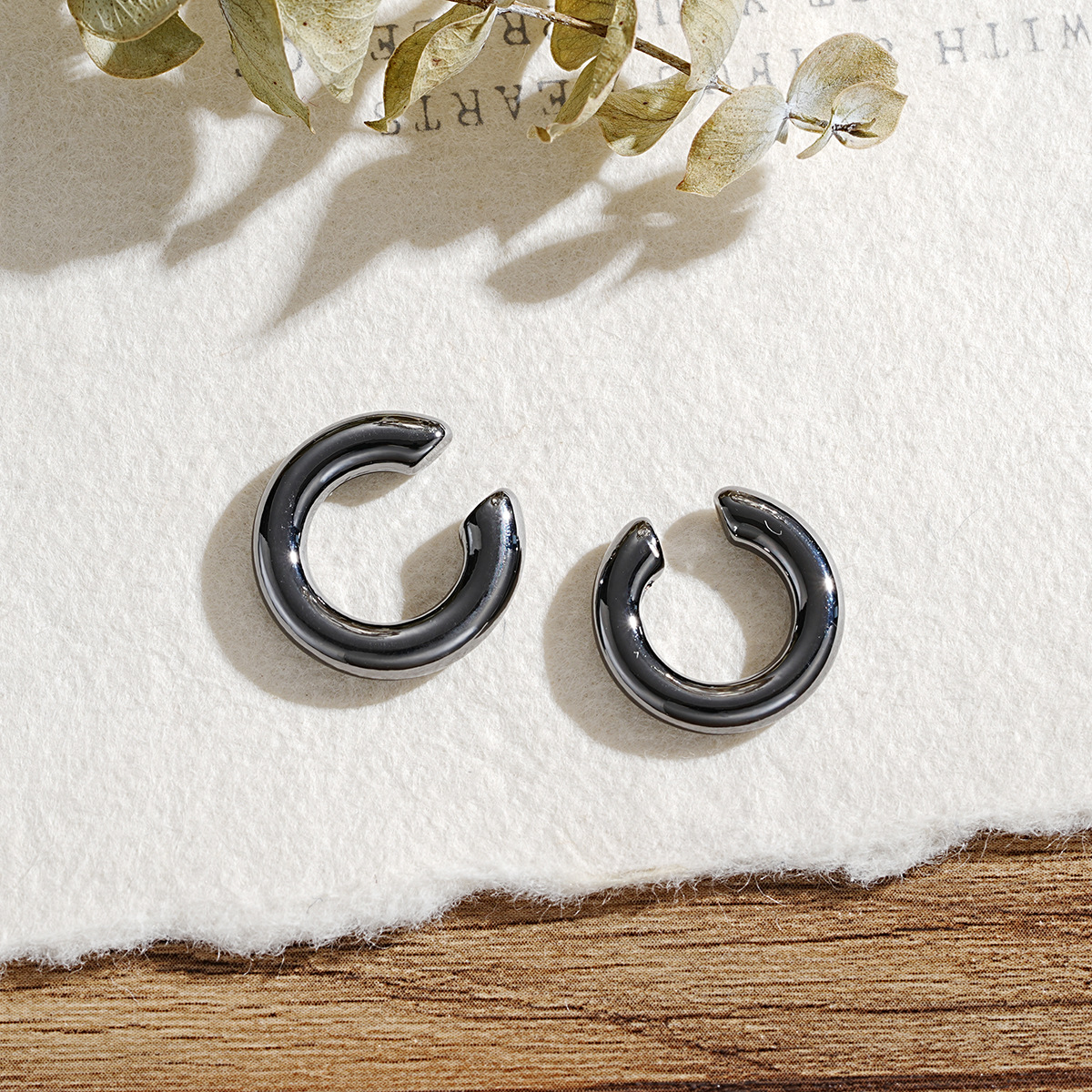 European and American punk asymmetrical metal ear clips, double round ear bone clips, women's C-shaped ear bone clips, earrings and jewelry wholesale Application Scenario