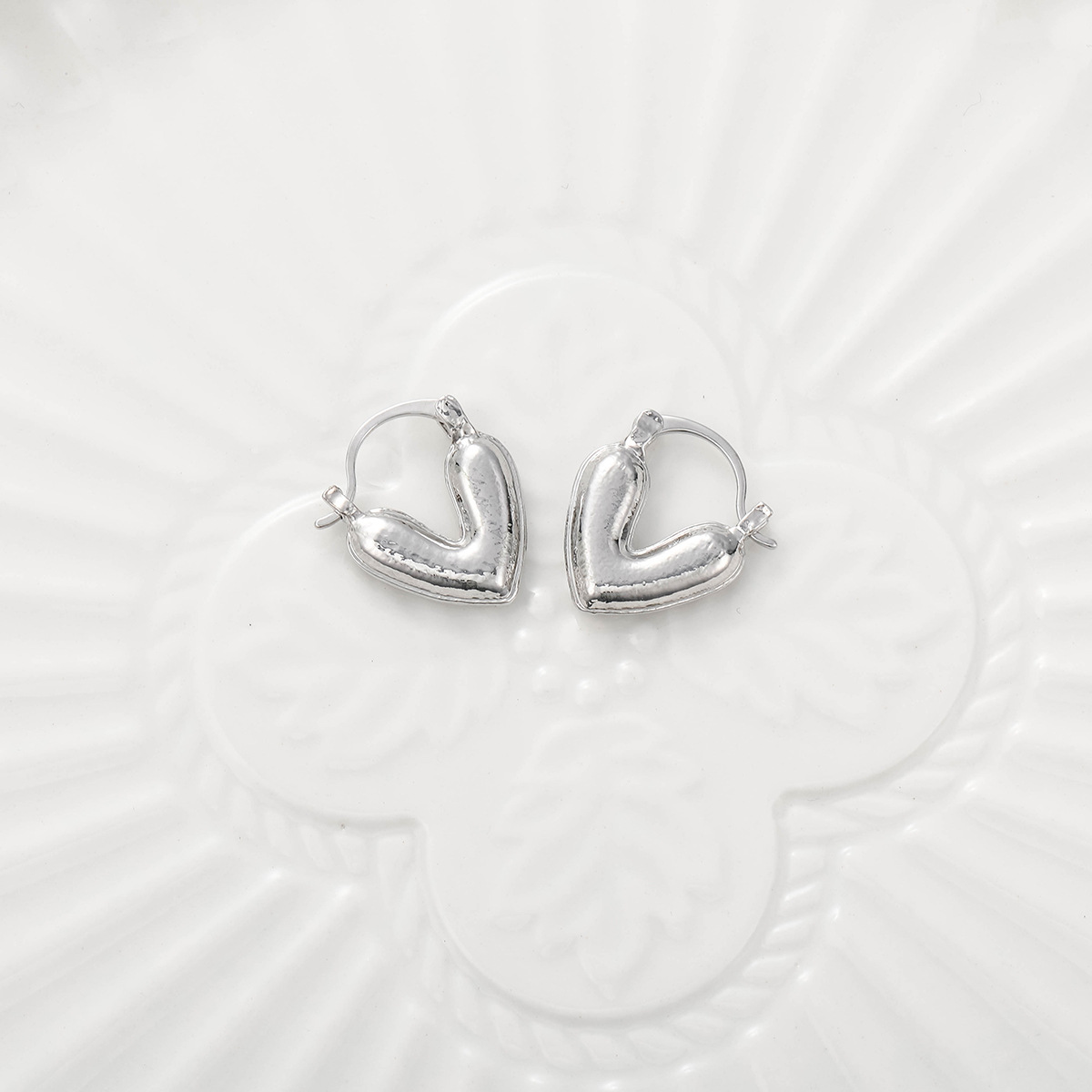 New cross-border French retro heart-shaped earrings from Europe and America, high-end geometric earrings, simple stud earrings Application Scenario