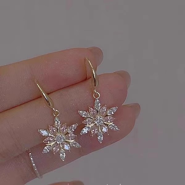 Cute Christmas snowflake stud earrings for autumn and winter, women's light luxury, exquisite and fashionable, versatile earrings, niche design, high-end sense earrings full figure