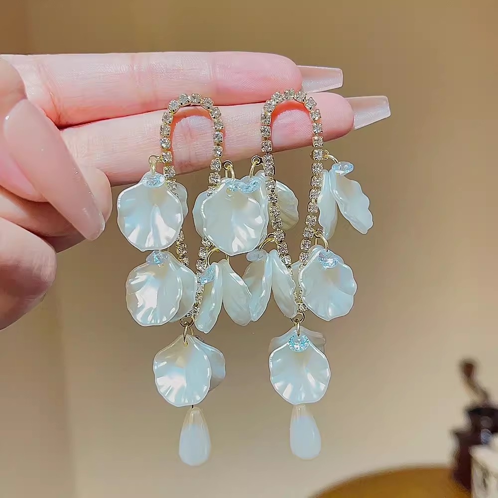 Silver needle pearl flower long tassel earrings, light luxury and fashionable design sense, exaggerated and grand, high-end earrings Application Scenario