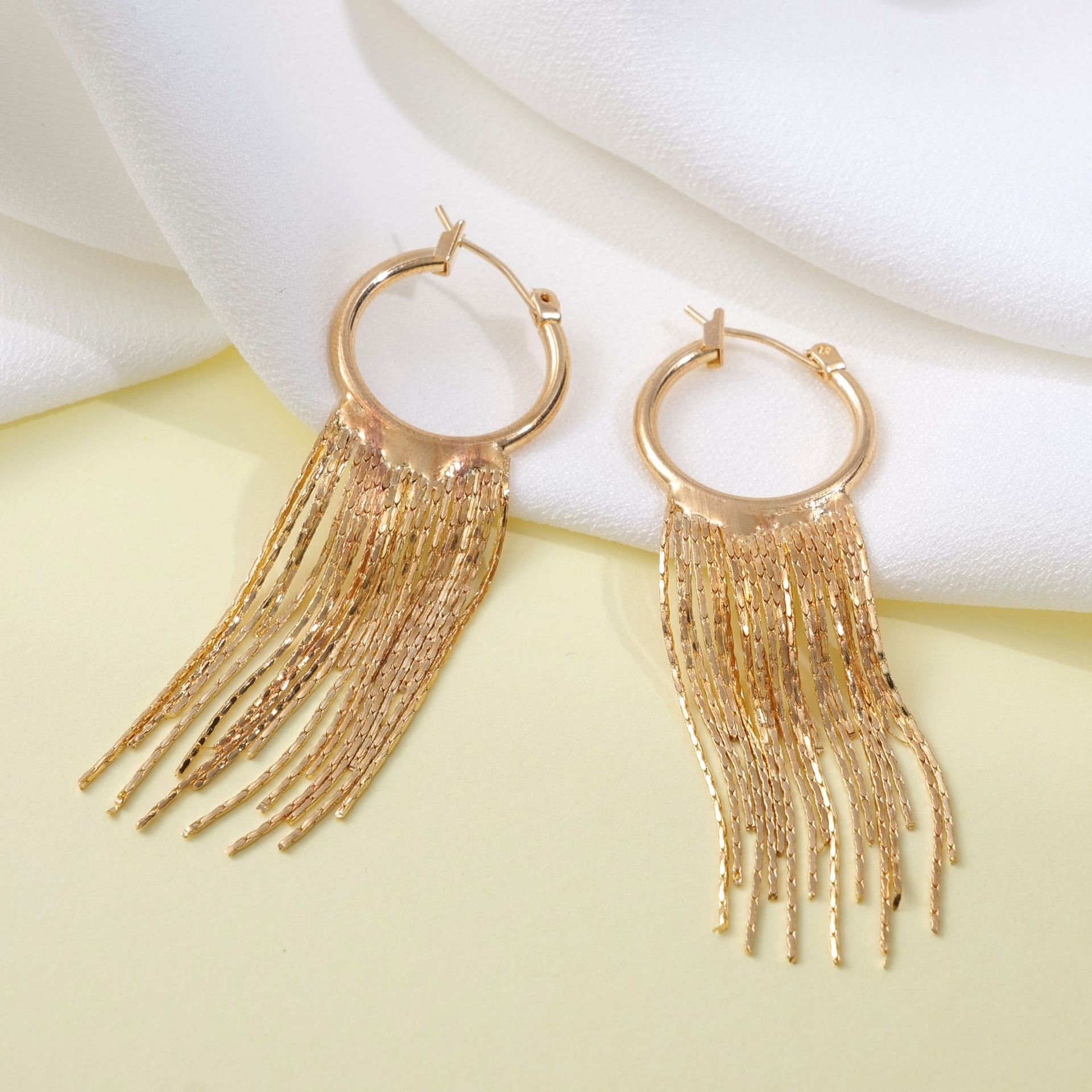 Metal cold style exaggerated tassel earrings, European and American design sense fashionable retro earrings, individual light luxury long earrings Application Scenario