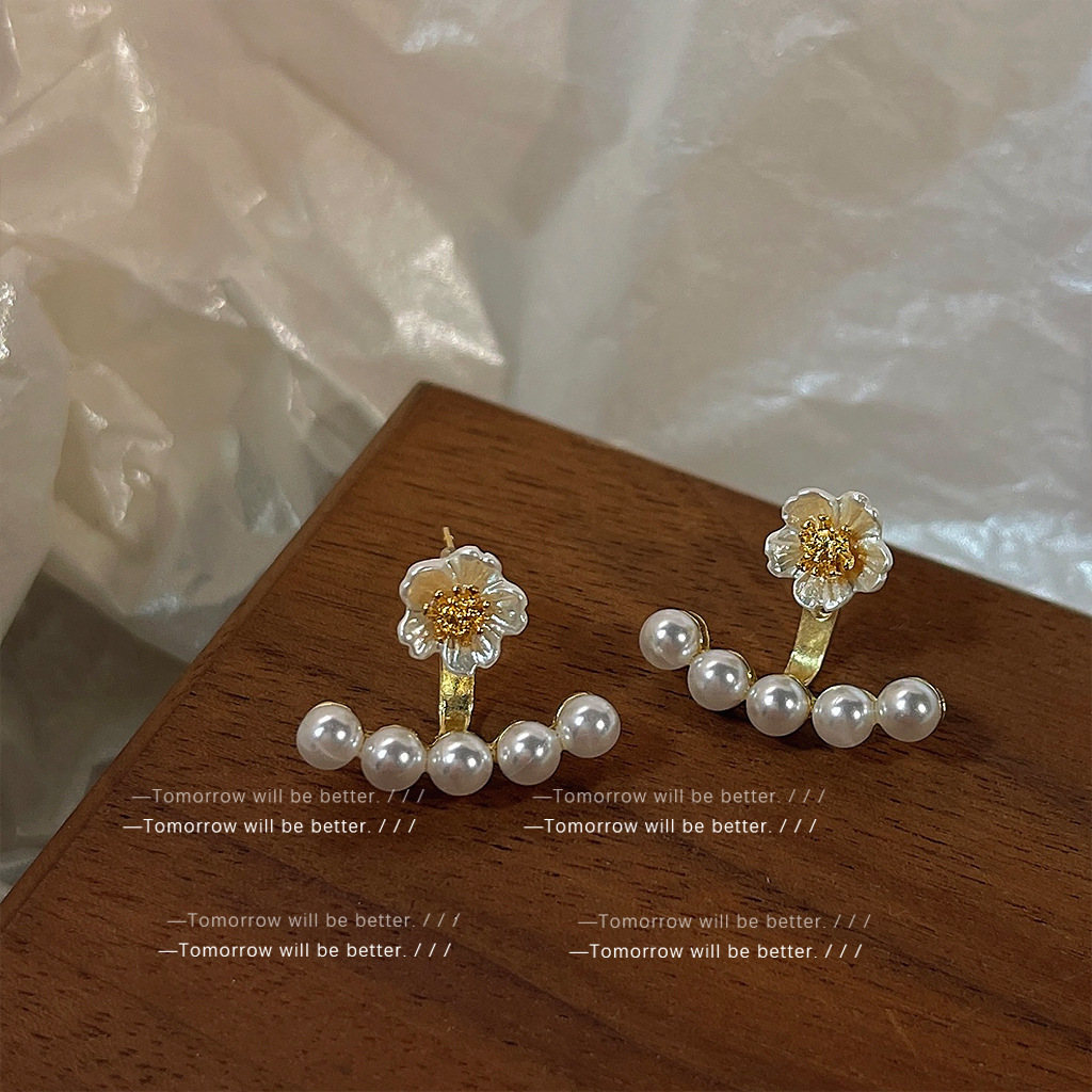 A fresh and delicate pearl flower earring with a feminine touch, featuring a light luxury style. It is a unique Korean-style earring with two earrings and a distinctive design full figure