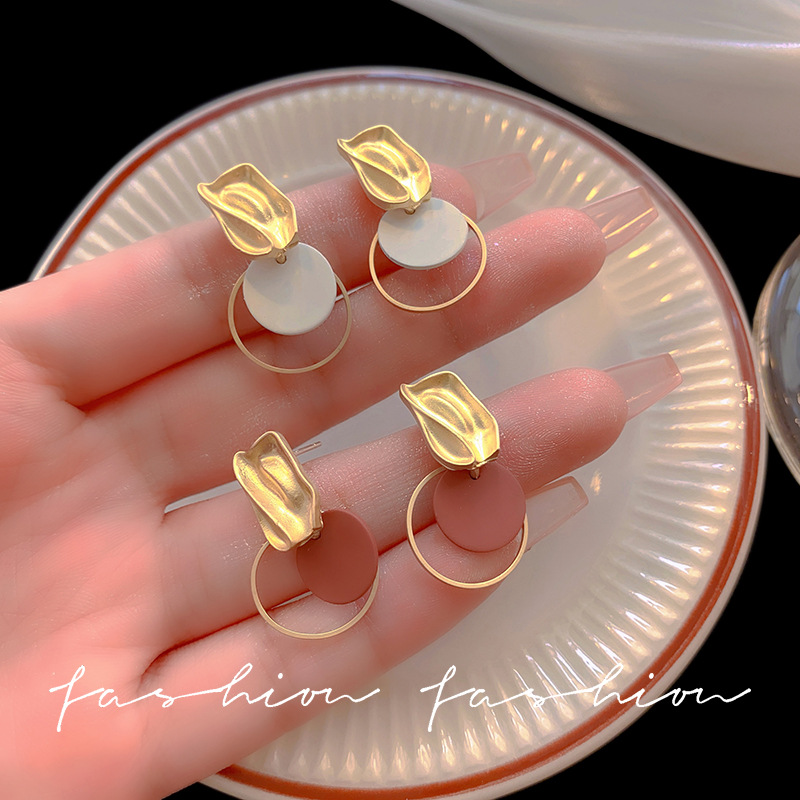 Niche design sense, versatile circle earrings for women, Japanese and Korean light luxury, simple and individual stud earrings, fashionable and versatile earrings, trendy full figure