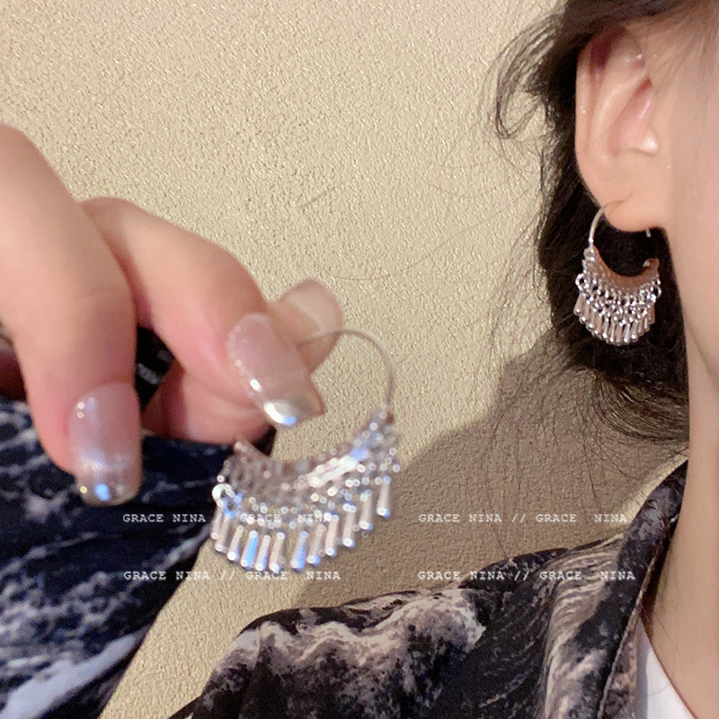The cold and elegant water drop tassel earrings are unique and niche earrings for women. They exude a sense of light luxury and sophistication, with a grand and exaggerated style. The trend of earrings full figure