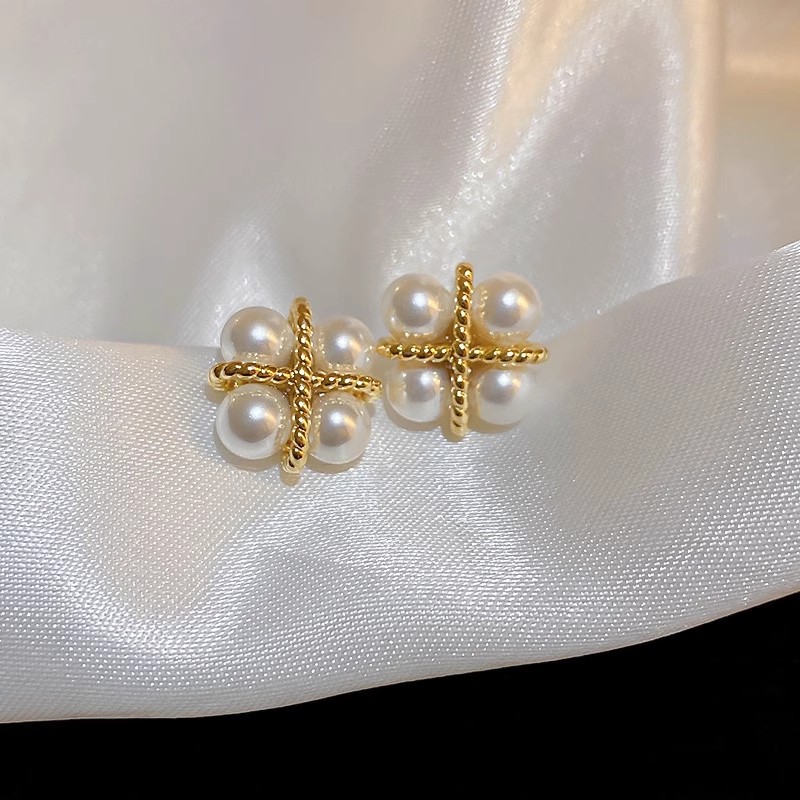 French retro square pearl stud earrings for women, simple, light luxury and high-end feel, niche design, elegant and versatile earrings full figure