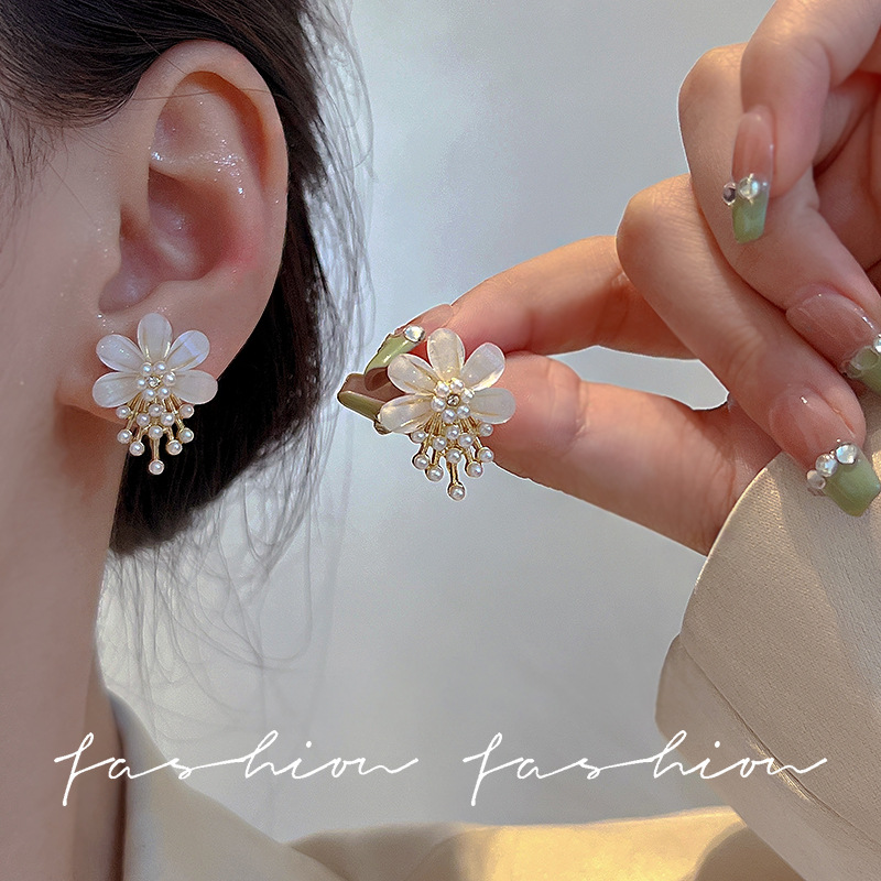 Flower pearl earrings, a new, trendy and fresh style for women, unique stud earrings with a niche design and a high-end, elegant style details Picture