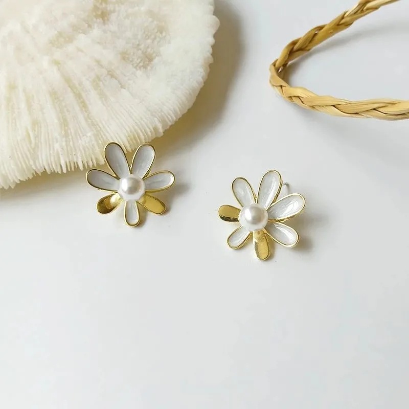 S925 Silver Needle high-end earrings, Daisy Oil Drop petal pearl Stud earrings, new trendy women's earrings, the same style as the Internet celebrity Specification drawing