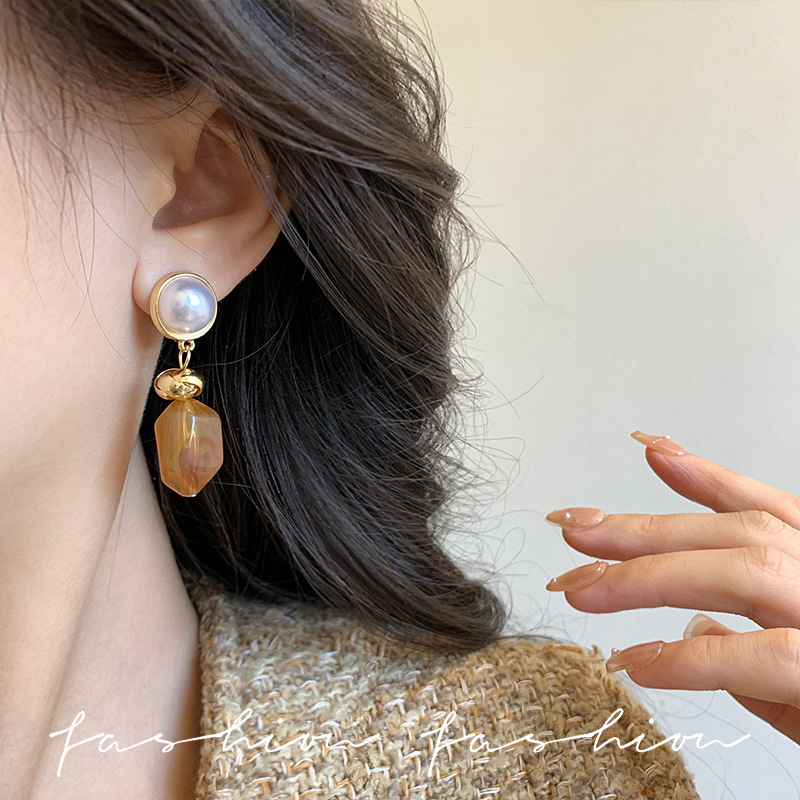 Maillard irregular amber pearl earrings, Hong Kong style style earrings, retro earrings, autumn and winter exaggerated earrings for women details Picture