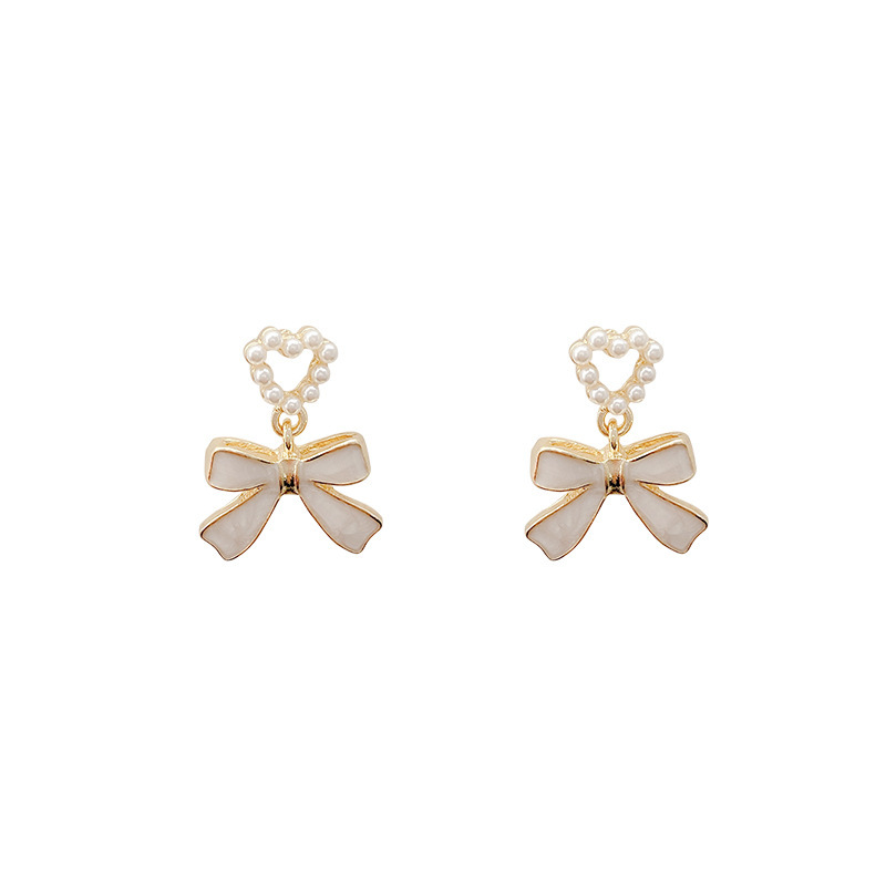 Xiaoxiang-style pearl heart-shaped earrings, with a unique design sense and bow stud earrings, are simple and stylish earrings for women in summer Item Picture