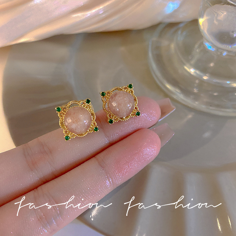 Retro strawberry crystal micro-inlaid stud earrings, court-style light luxury earrings, high-end, simple, exquisite and fresh earrings wholesale full figure