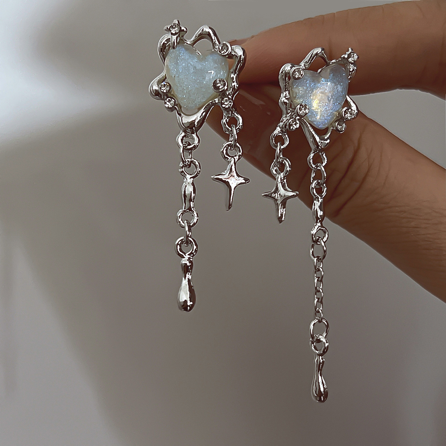 Cross-border heart-shaped four-pointed star tassel earrings, light luxury and niche ins style, sweet and cool, high-end and personalized earrings full figure