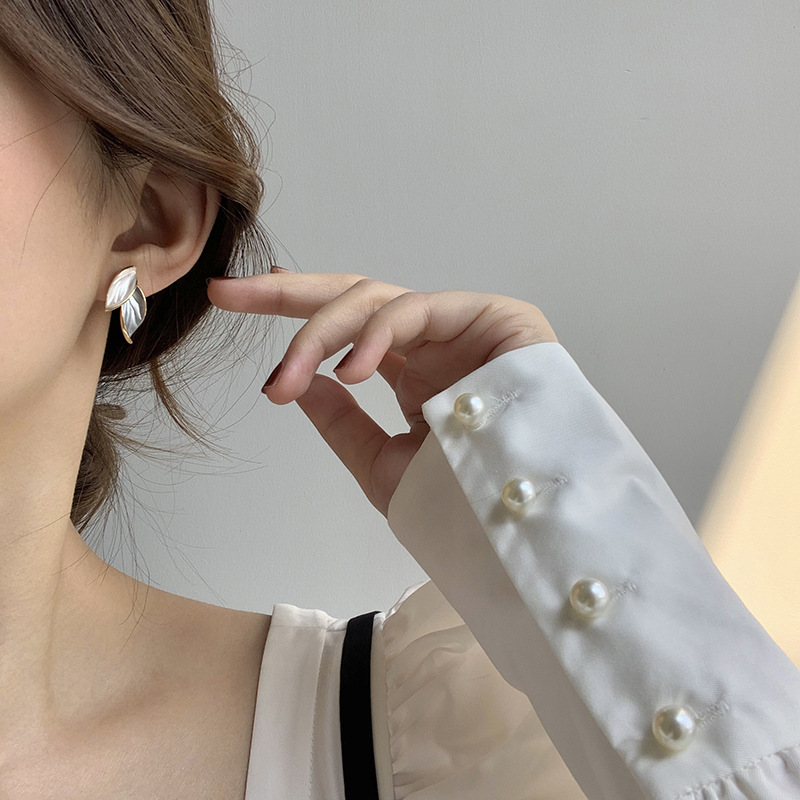 Korean S925 silver needle simple ins style leaf earrings, women's unique and high-end design sense stud earrings, forest-themed earrings for women Application Scenario