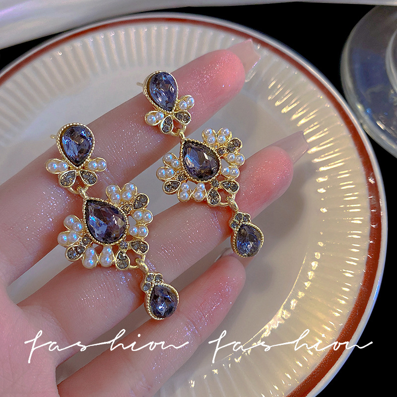 French retro court-style pearl earrings with a sense of high-end women, diamond-encrusted and elegant long stud earrings, fashionable and elegant earrings for socialites full figure