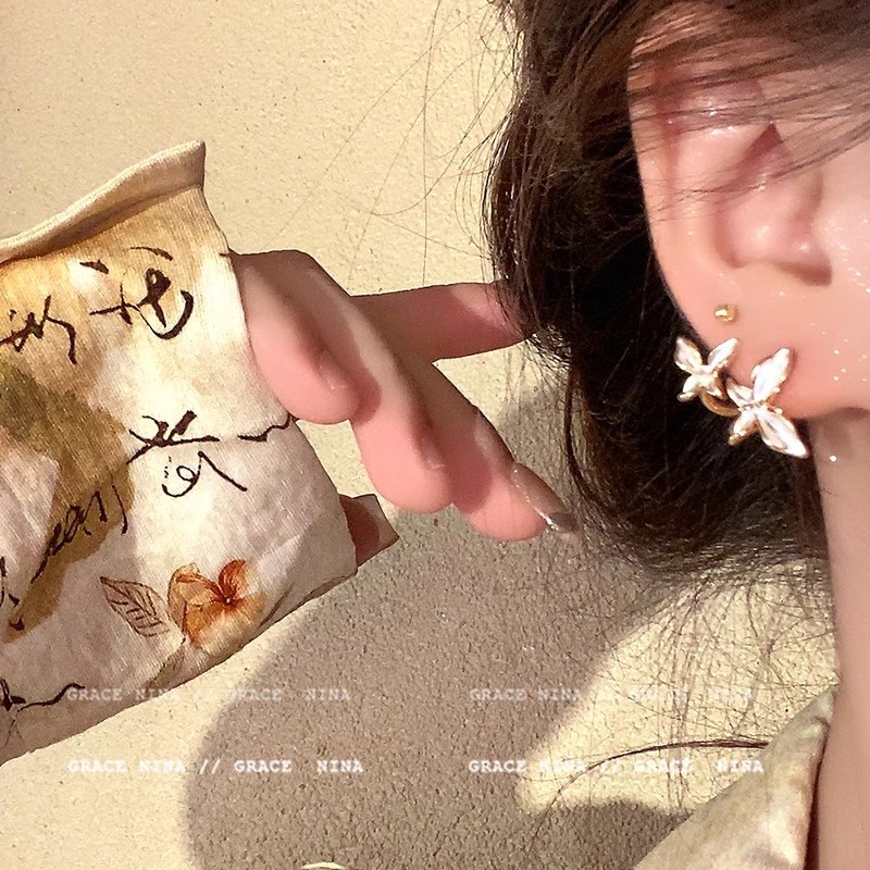 French retro oil-dripping butterfly stud earrings for women, with a unique and distinctive design sense, fashionable and elegant style, and versatile earrings and earrings details Picture