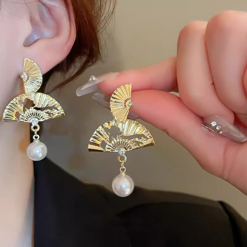 New Chinese-style golden fan pearl stud earrings for women, 2024 new best-selling high-end earrings, Chinese-style Hanfu fan-shaped earrings Specification drawing