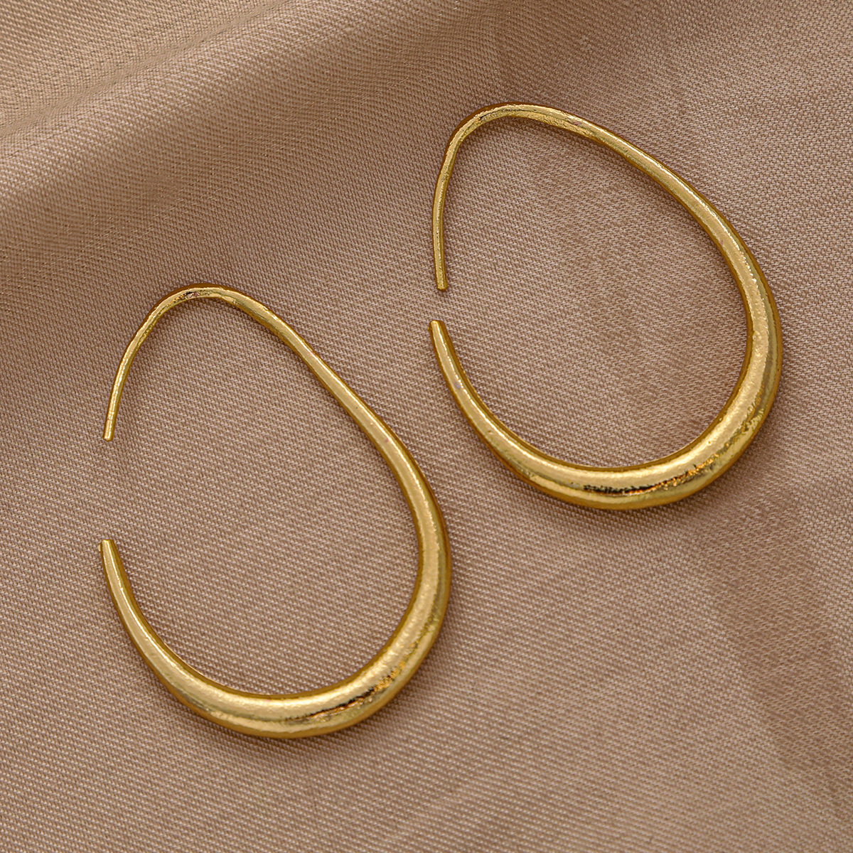 Cross-border temu bestsellers: Cold style, elongated face shape, oval stud earrings, simple earrings, and personalized, exaggerated European and American earrings full figure