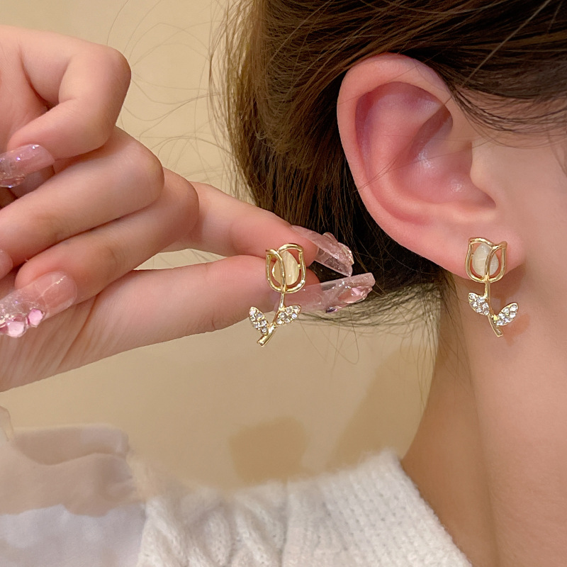 The tulip cat's eye stone ear studs from Dongdaemun, South Korea, are a niche design for women. They are popular online and exude an ethereal charm. They are high-end earrings details Picture