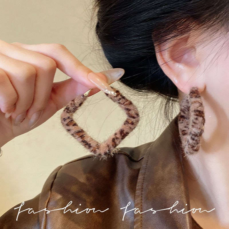 High-end autumn and winter new plush leopard print earrings and earrings, retro face-enhancing small ear rings, Hong Kong-style exaggerated earrings Specification drawing