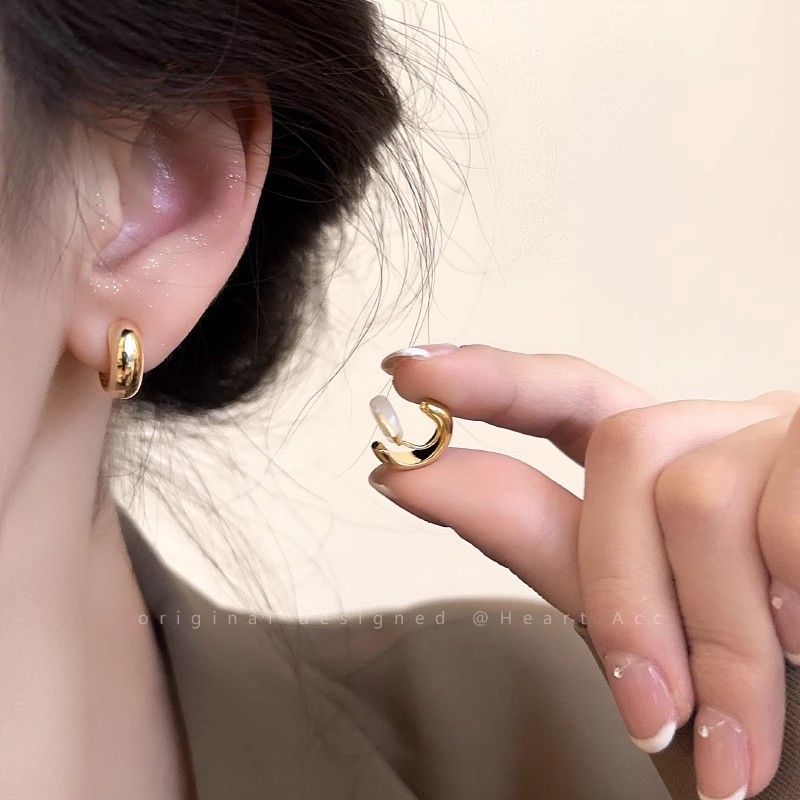Metal mosquito repellent coil ear clips for women, no ear piercings, ear bone clips, high-end, light luxury and niche earrings, new plain ear rings and earrings full figure