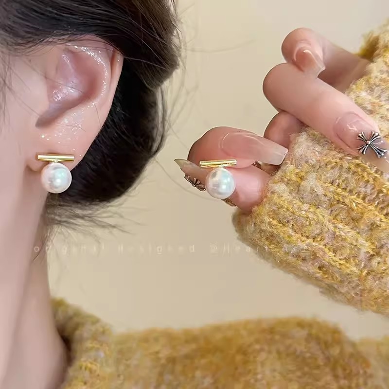 Balanced one-bar pearl silver needle stud earrings for women, retro cold grey chanel-style earrings, simple and versatile bestsellers Application Scenario