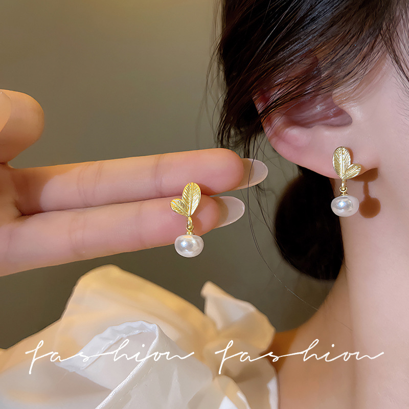 The minimalist forest-themed leaf pearl stud earrings are a new bestseller for women in 2023, featuring a simple and elegant style. They are light luxury earrings for a socialite Application Scenario
