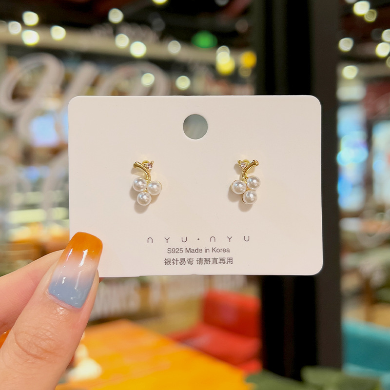 925 sterling silver ear studs, elegant small earlobes, light luxury heavy industry, pearl leaves, high-end feel, one-piece consignment full figure