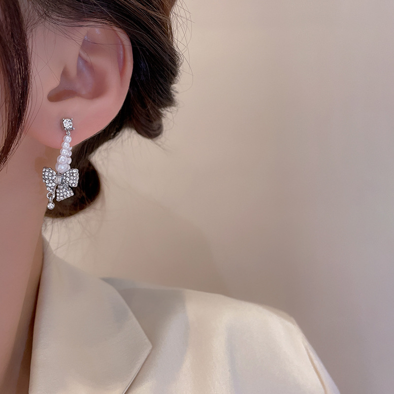 Long tassel pearl earrings from Dongdaemun, South Korea, with a cold and elegant feminine design, are light luxury earrings and diamond-encrusted bow earrings Application Scenario