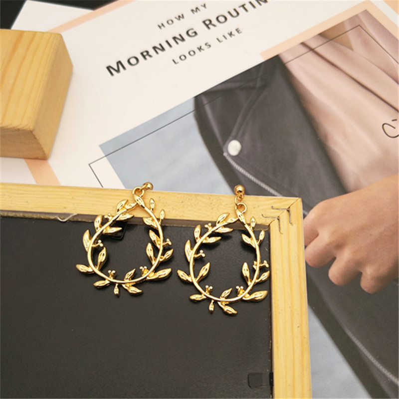 Simple and hollowed-out teardrop-shaped leaf earrings, women's stud earrings, Korean style, versatile leaf ear clips, earrings and pendants wholesale Application Scenario