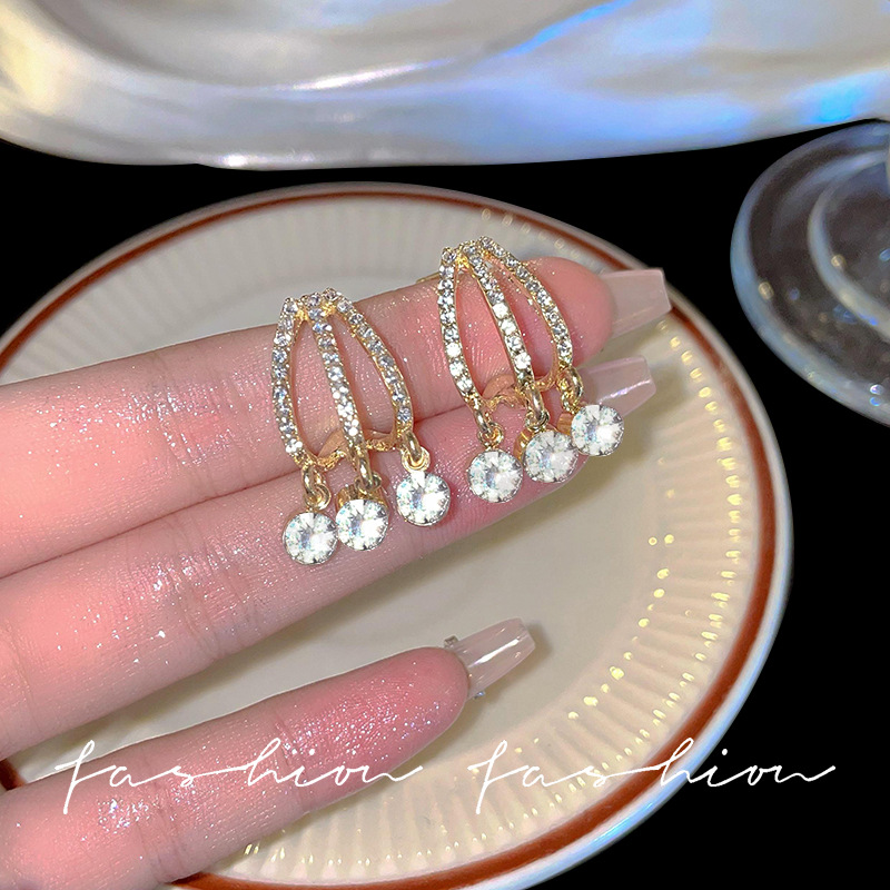 Unique design fringed crystal niche earrings, feminine, light luxury, individual design sense, fashionable and versatile stud earrings full figure