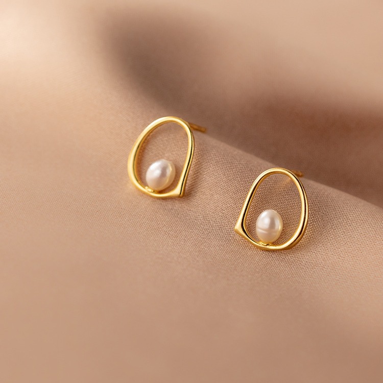 S925 silver needle stud earrings, simple and elegant, hollowed-out geometric pearl earrings, Japanese and Korean version women's fashionable and small earrings full figure