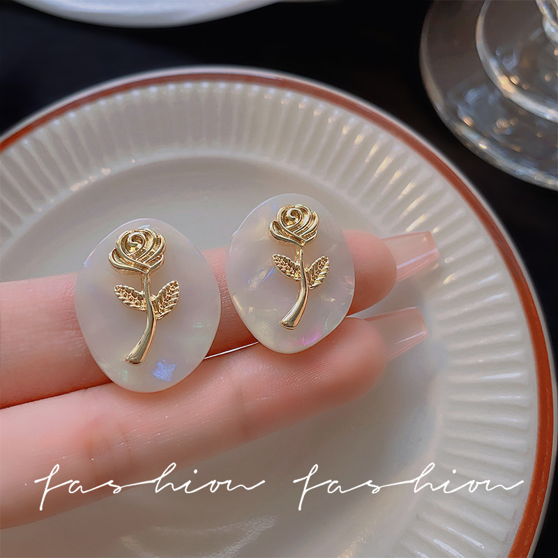 French retro court-style oval stud earrings, simple and elegant rose earrings, trendy and niche design earrings full figure